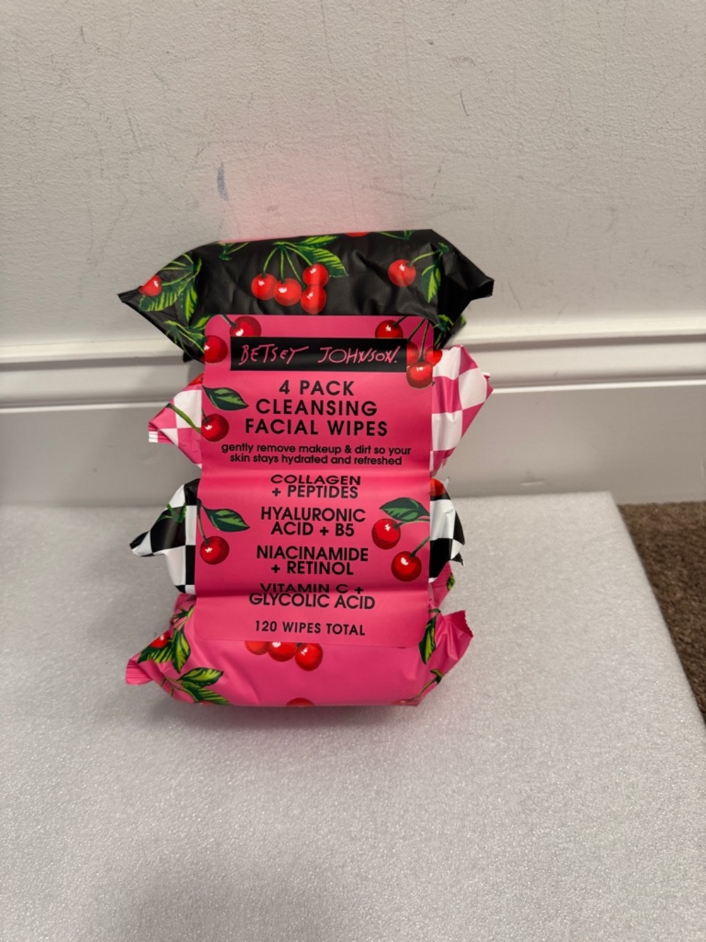 Betsey Johnson 4 pack cleansing facial wipes 120 total NIP